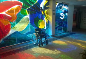 raam adriaanstichting door ger van iersel, foto met rolstoel